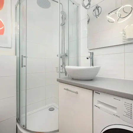 Stylish With Underground Parking And A Perfect Location By Renters شقة فروتسواف
